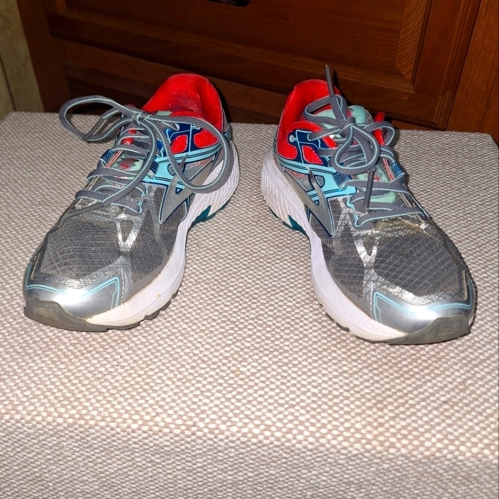 Brooks Ravenna 7 DNA Gray and Red Athletic Shoes In A Size 7.5. Pre-loved